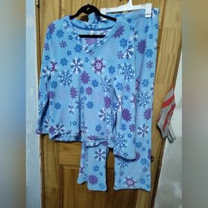 NWOT Blue Snowflake Pajamas size Large